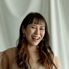 Yuki, profesora de japonés nativa, sonriendo